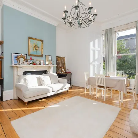 Modern 1 Bed W Free Parking & Backyard Apartman *