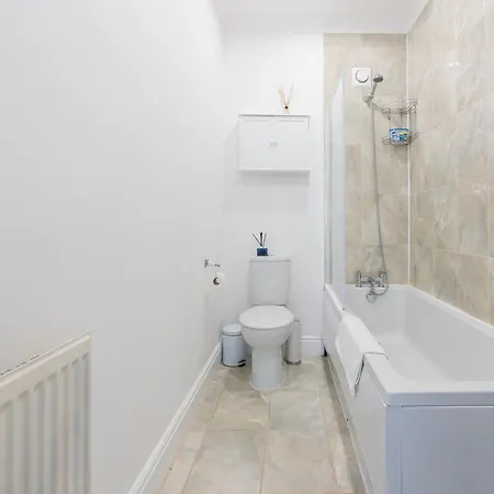 Modern 1 Bed W Free Parking & Backyard * 브리스틀