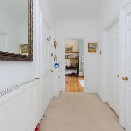 Modern 1 Bed W Free Parking & Backyard Bristol