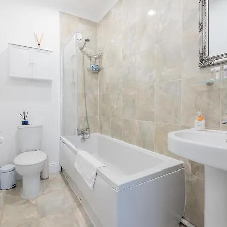 Modern 1 Bed W Free Parking & Backyard *