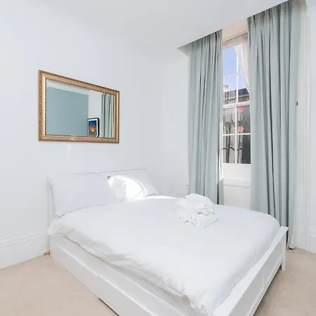 Modern 1 Bed W Free Parking & Backyard Διαμέρισμα