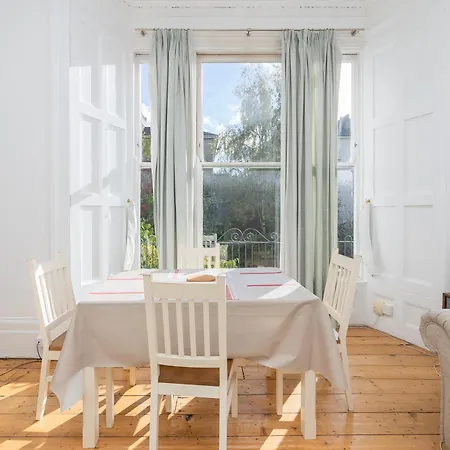 Modern 1 Bed W Free Parking & Backyard Lägenhet