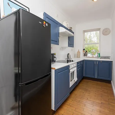 Modern 1 Bed W Free Parking & Backyard