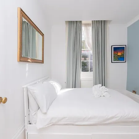 Modern 1 Bed W Free Parking & Backyard Lägenhet