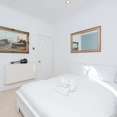 Modern 1 Bed W Free Parking & Backyard شقة